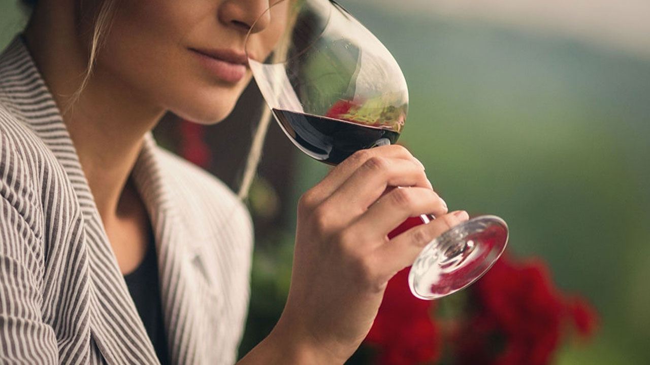 Dấu hiệu thứ 2 nhận biết rượu vang hỏng: Thông qua mùi vị của rượu vang